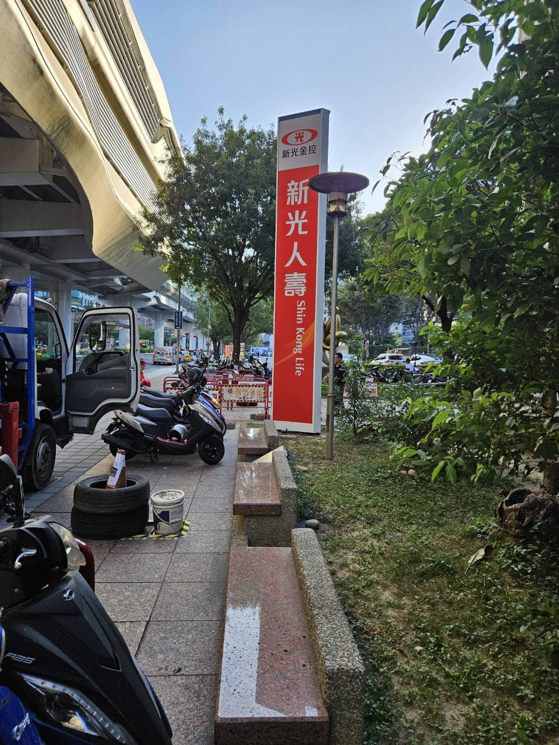 戶外雙面企業招牌訂製｜直立式雙面落地燈箱招牌