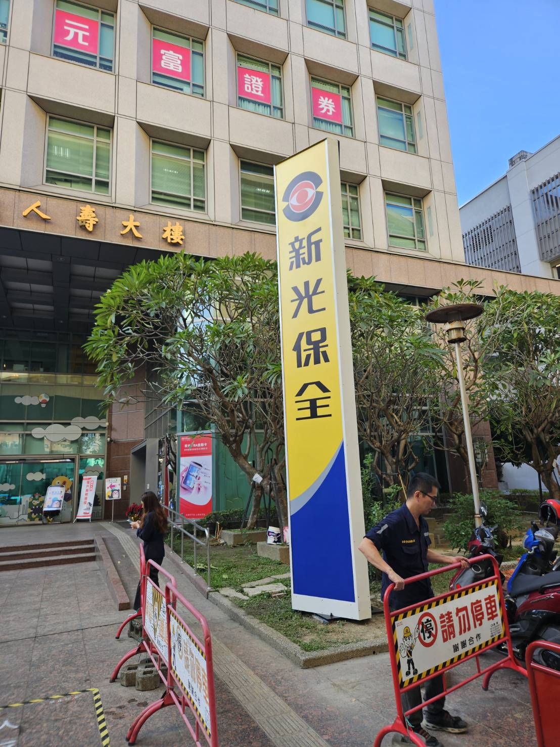戶外雙面企業招牌訂製｜直立式雙面落地燈箱招牌