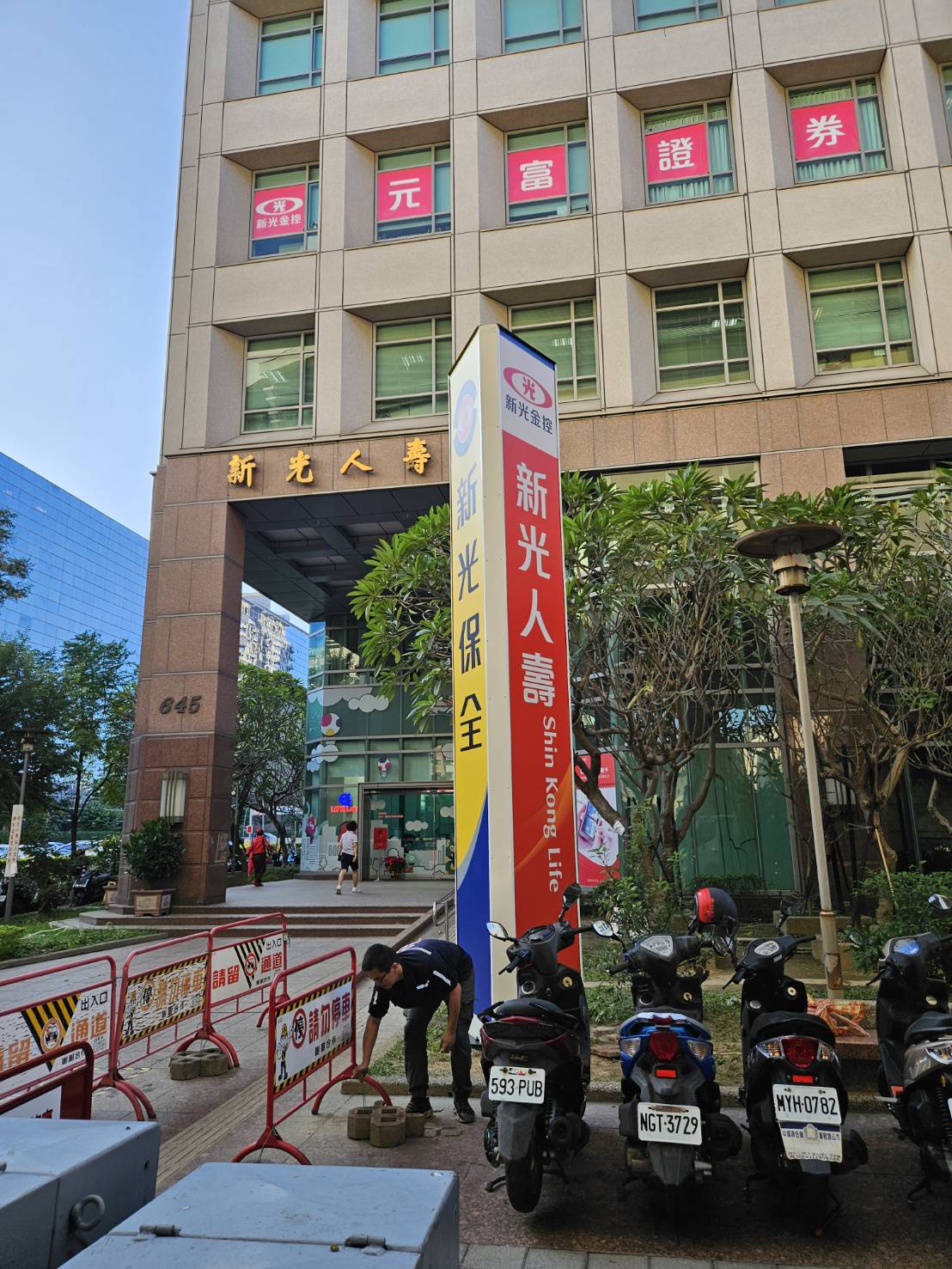 戶外雙面企業招牌訂製｜直立式雙面落地燈箱招牌