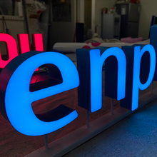 招牌|削邊殼發光字站立招牌客製