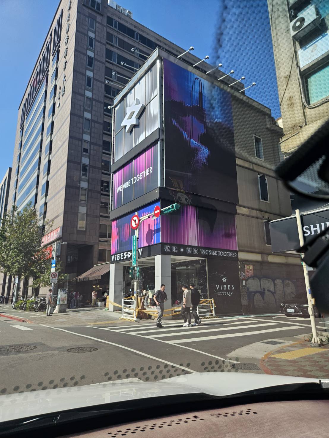 大型戶外 LED 廣告看板｜KTV 外牆巨大 LED 電子發光字招牌